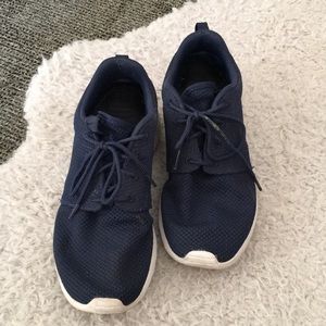 Nike Women's Roshe shoes